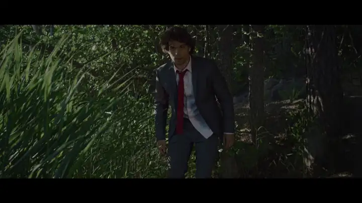 Mies seisoo metsässä puiden keskellä puku päällä ja on lähdessä liikkeelle. Video looppi.