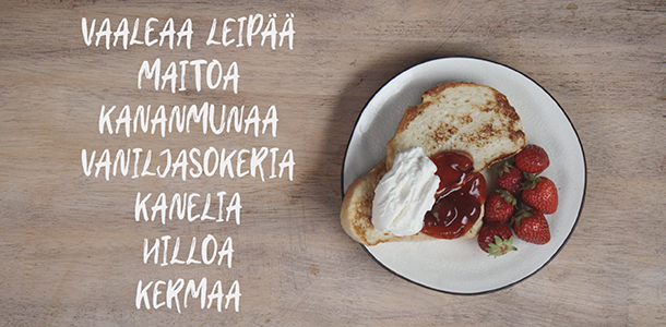Lautasella köyhät ritarit hillolla ja kermavaahdolla, vieressä mansikoita. Lista ainesosia lautasen vieressä.