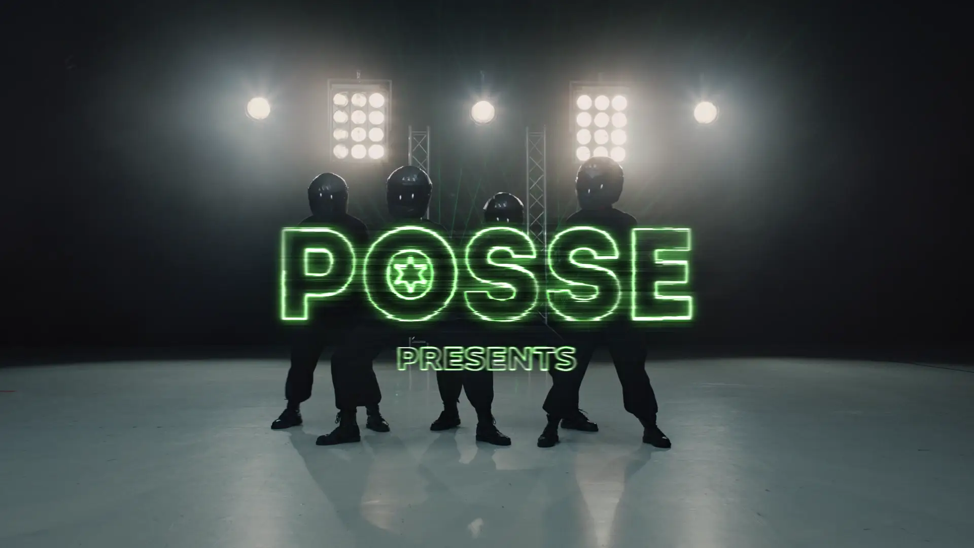 Neljä mustiin pukeutunutta, kypäräpäistä tanssijaa, joiden eteen animoituu Possen logo. Videolooppi.