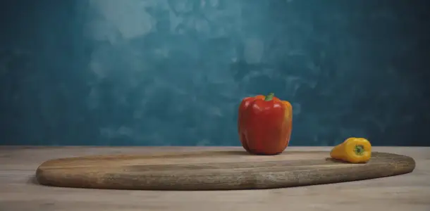 Leikkuulaudalle ilmestyy eri vihanneksia stop-motion tyylillä. Animoitu looppi.
