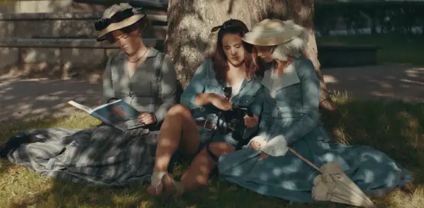 Behind the scenes SFV brändivideon kuvauksista. Kaksi 1800-luvun tyyliin pukeutunutta naista ja kuvaaja kameran kanssa.
