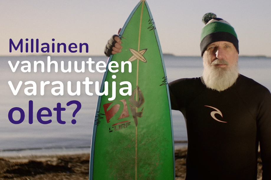 Parrakas mies märkäpuvussa pitelee surffilautaa pystyssä. Kuvassa teksti "Millainen vanhuuteen varautuja olet?"