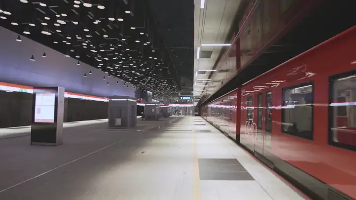 Espoon Länsimetroasemalla liikkuu punainen metro. Metroasema on tyhjä. Video looppi.