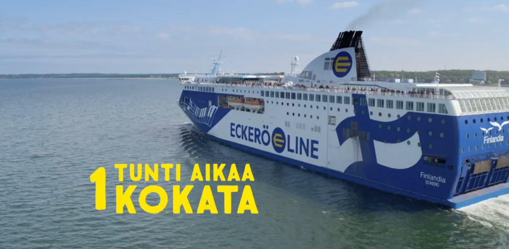 Eckerö Line -laiva merellä. Etualalla teksti "1 tunti aikaa kokata", MTV3:lle tuotetussa tv-sarjassa.