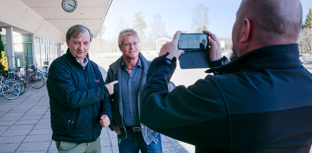 Hjallis Harkimo ja Mika Hostila seisovat ulkona vierekkäin ja puhuvat kohti puhelinta, jolla heitä kuvataan.
