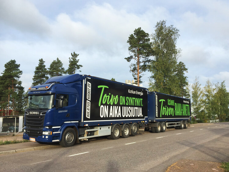 Rekka, jonka kyljessä Kotkan Energian Toivo kaukolämpö-mainoskampanjan mainos.