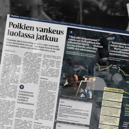 Lähikuva sanomalehtijutusta, joka kertoo luolaan vangiksi joutuneista pojista.