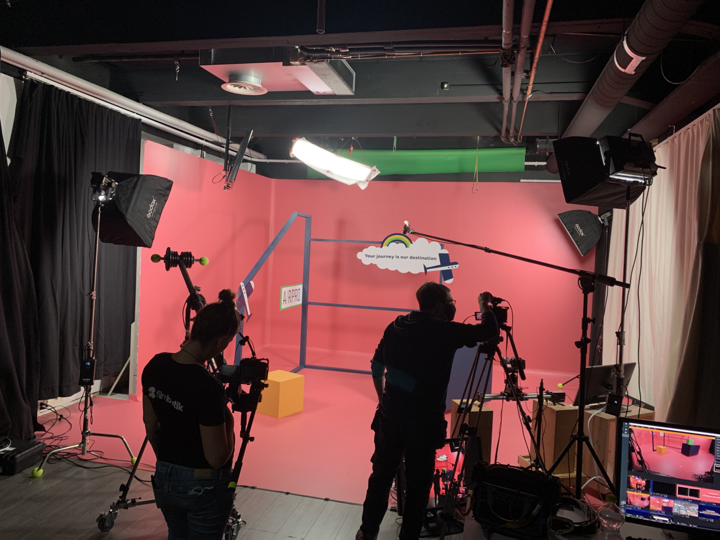 Filmbutikin studiolta otettu kuva kulisseista Airpron livestream kuvauksista